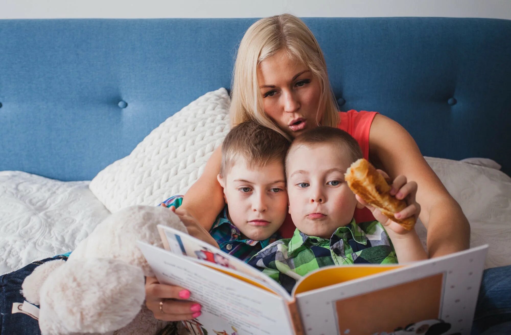 Мама читает сыну книги 2. Мама читает ребенку. Мама читает сказку. Мама читает сказку ребенку картинки. Мама читает книгу ребенку рисунок.