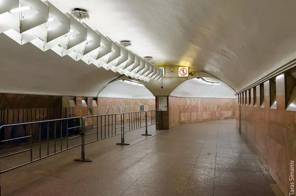 станция лубянка павильон. переход с лубянки на кузнецкий мост. станция лубянка москва. кузнецкий мост переход. метро лубянка кузнецкий мост.