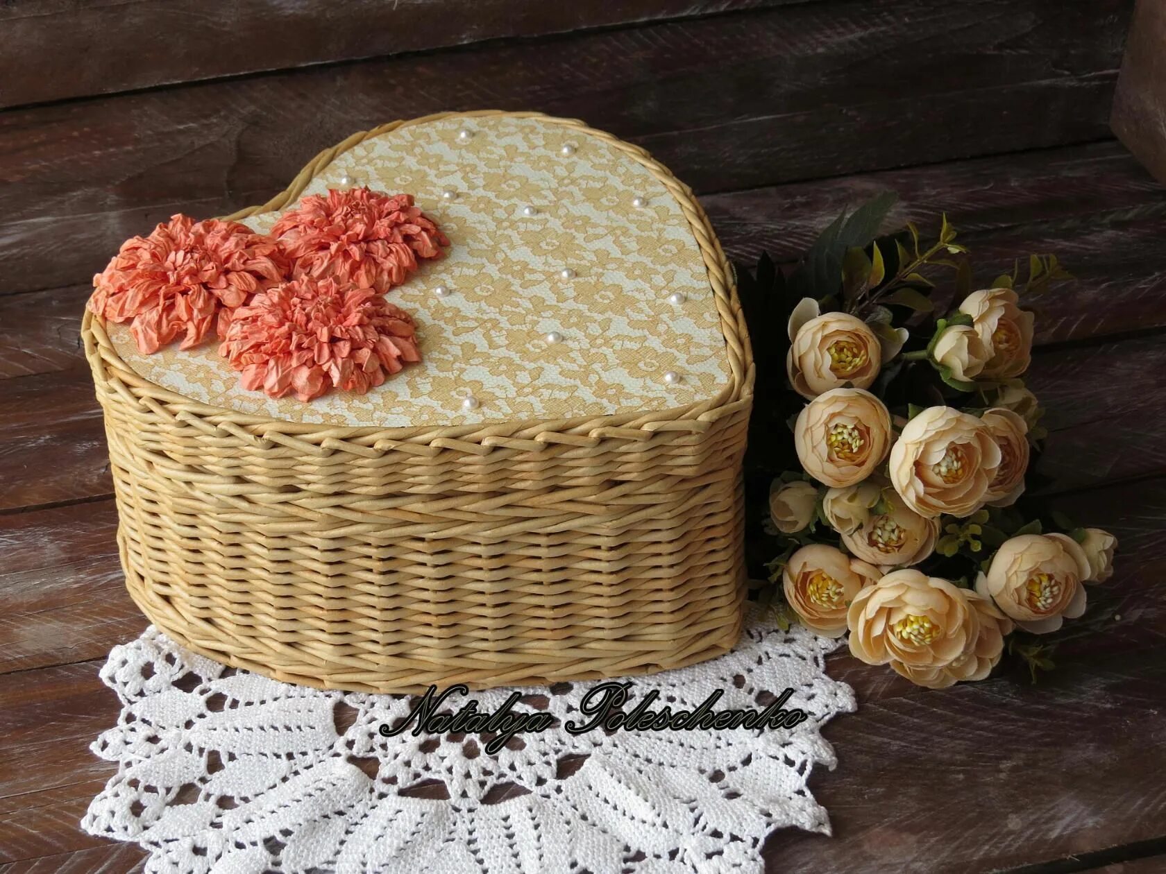 корзинка плетеная поделка. открытки валентинки скрапбукинг. поделка корзина с цветами из бумаги. плетеная открытка. плетеная открытка.