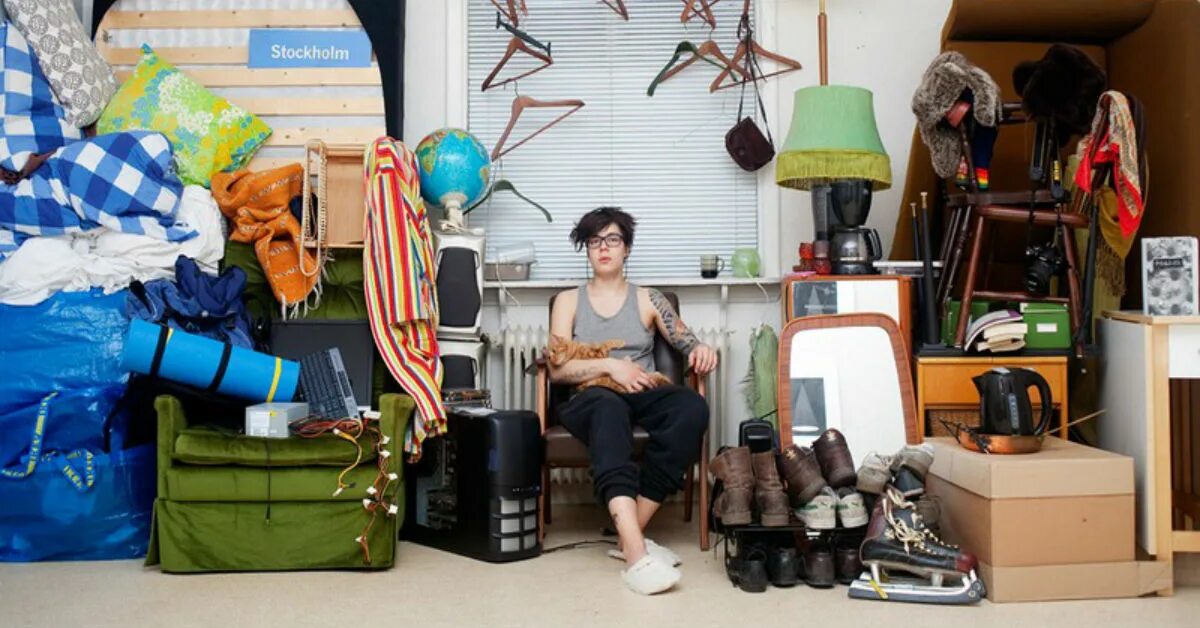 ненужные вещи. квартира деньги. идеальный порядок в комнате. куча одежды. полный холодильник продуктов.