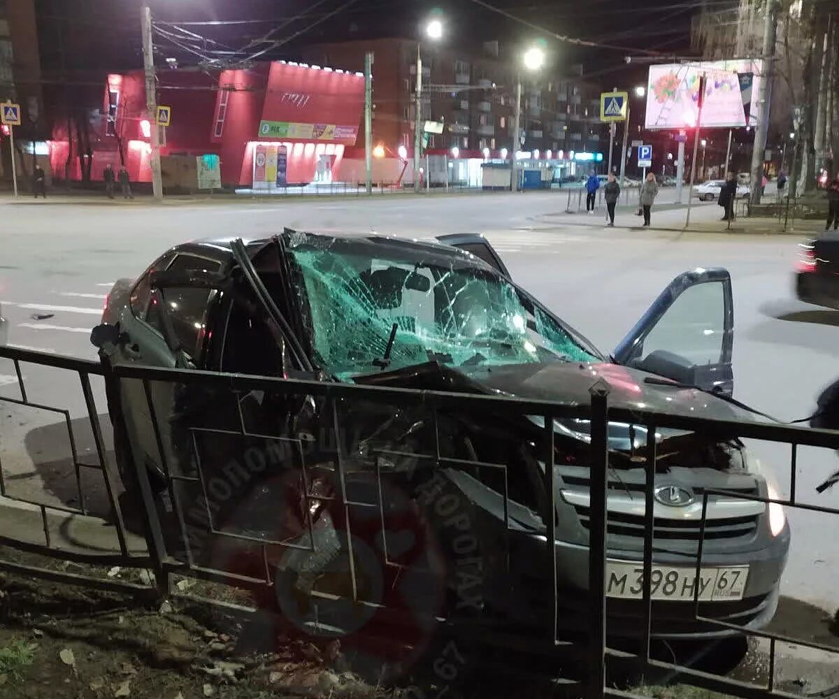 Авария на Кирова Смоленск. Авария на Кирова в Смоленске Смоленске. Авария на Николаева Смоленск.