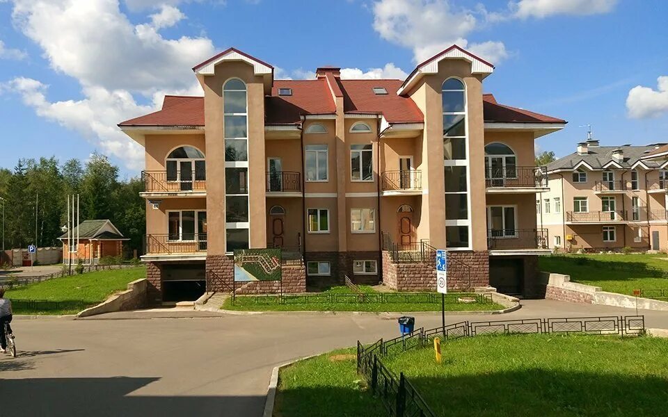 Поселок заболотье московская область домодедово. Московские дали коттеджный поселок. Петровские дали яхрома. Дать кп. Московские дали таунхаусы.