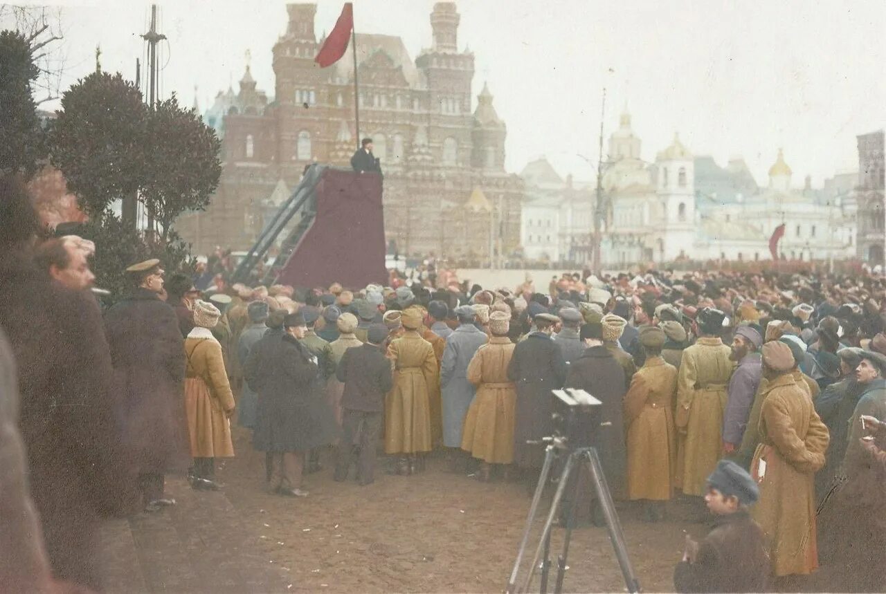 Год красной революции. Москва, 7 ноября 1918 года.. Ленин на красной площади 1918. В.И.Ленин на красной площади 7 ноября 1918г. Революция на красной площади 1917.