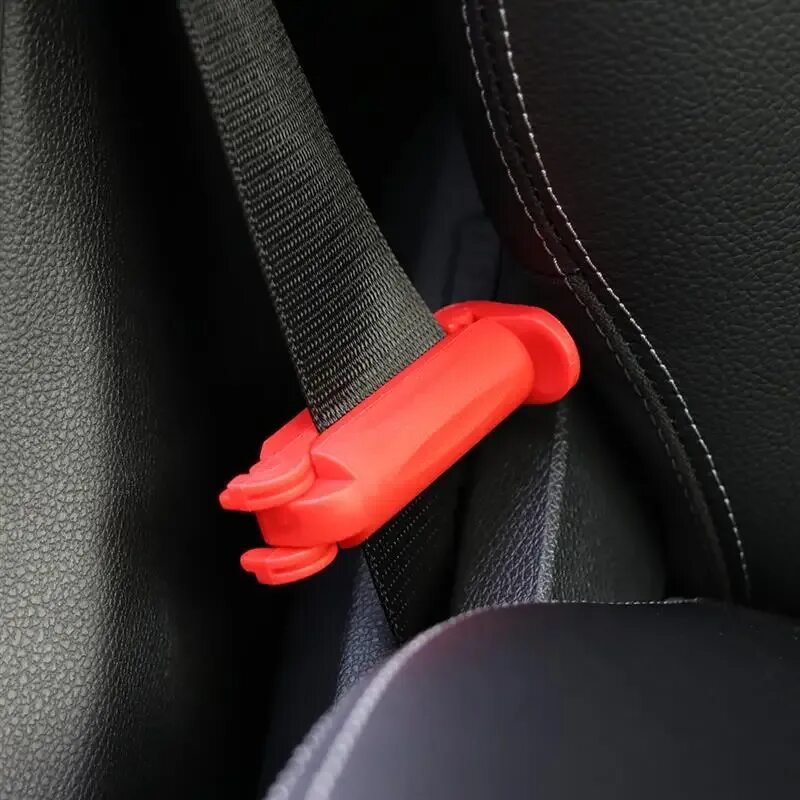 Фиксатор натяжения штатного ремня бустер что это. Зажим для ремня безопасности автомобиля. Фиксатор для ремня безопасности автомобиля. Прищепка для автомобильного ремня безопасности.