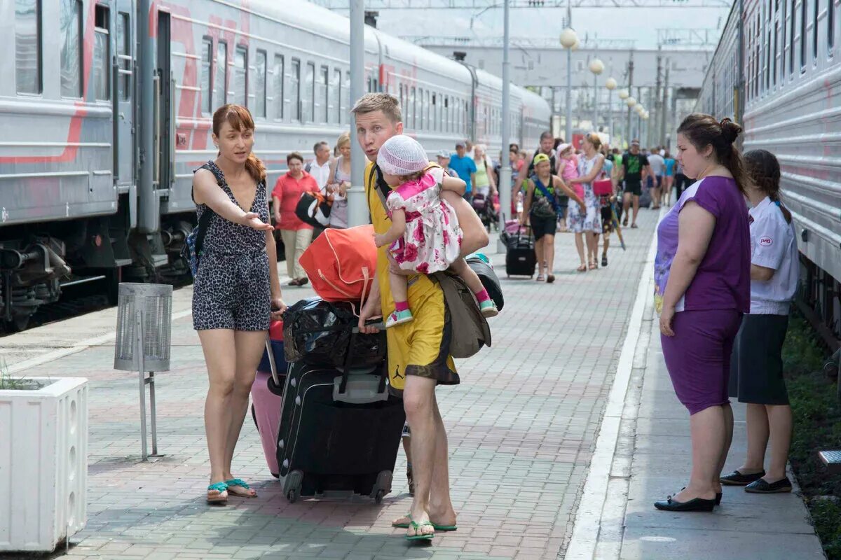 Переехать жить за границу. Люди с сумками на вокзале. Люди на вокзале. Люди уезжают из города. Отток населения.