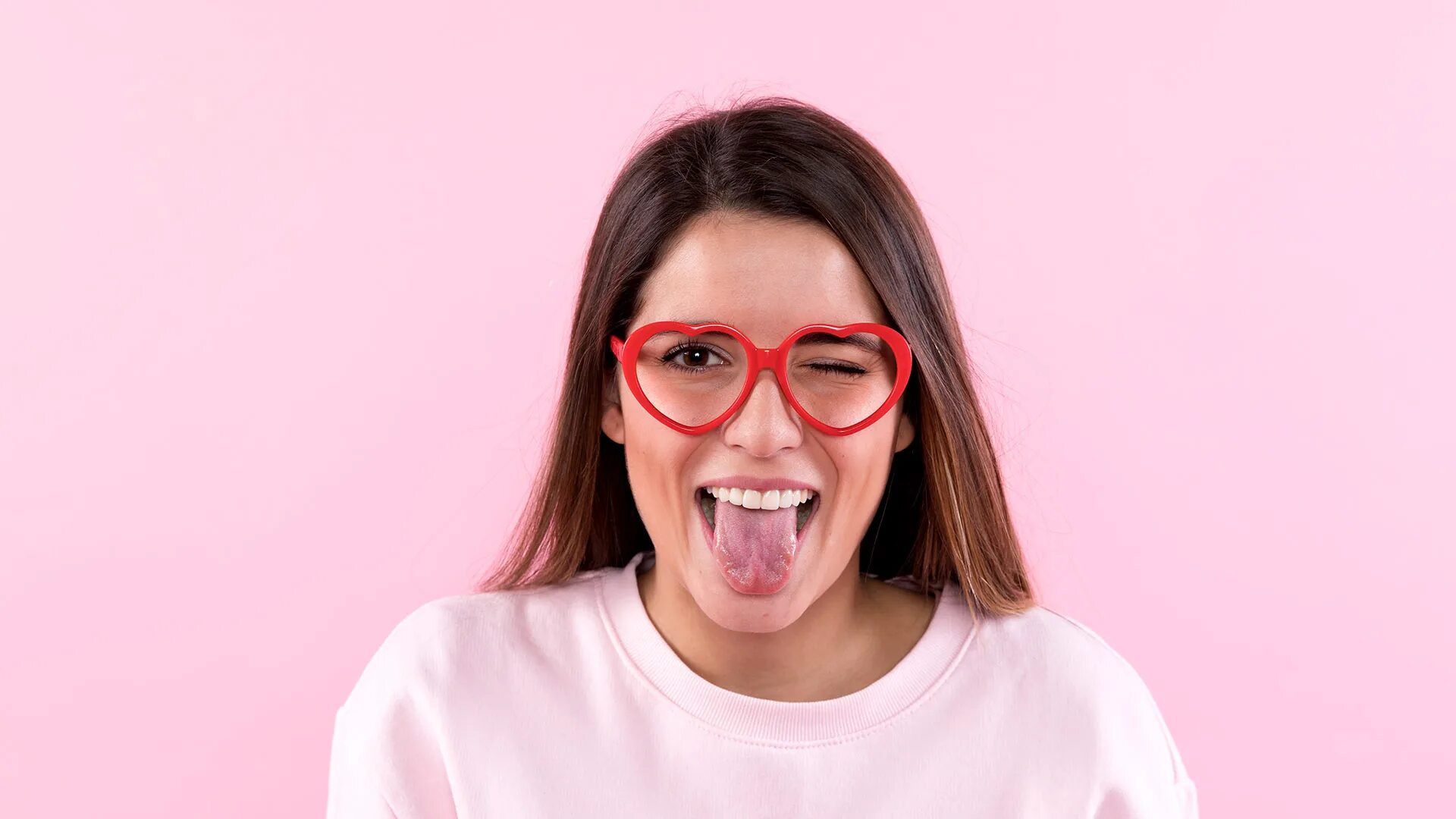 Что значит если девушка показывает язык. Девушки с открытыми ртами. Что значит если девушка показывает язык. Красивая девушка показывает язык. Девушки с вытянутым языком.