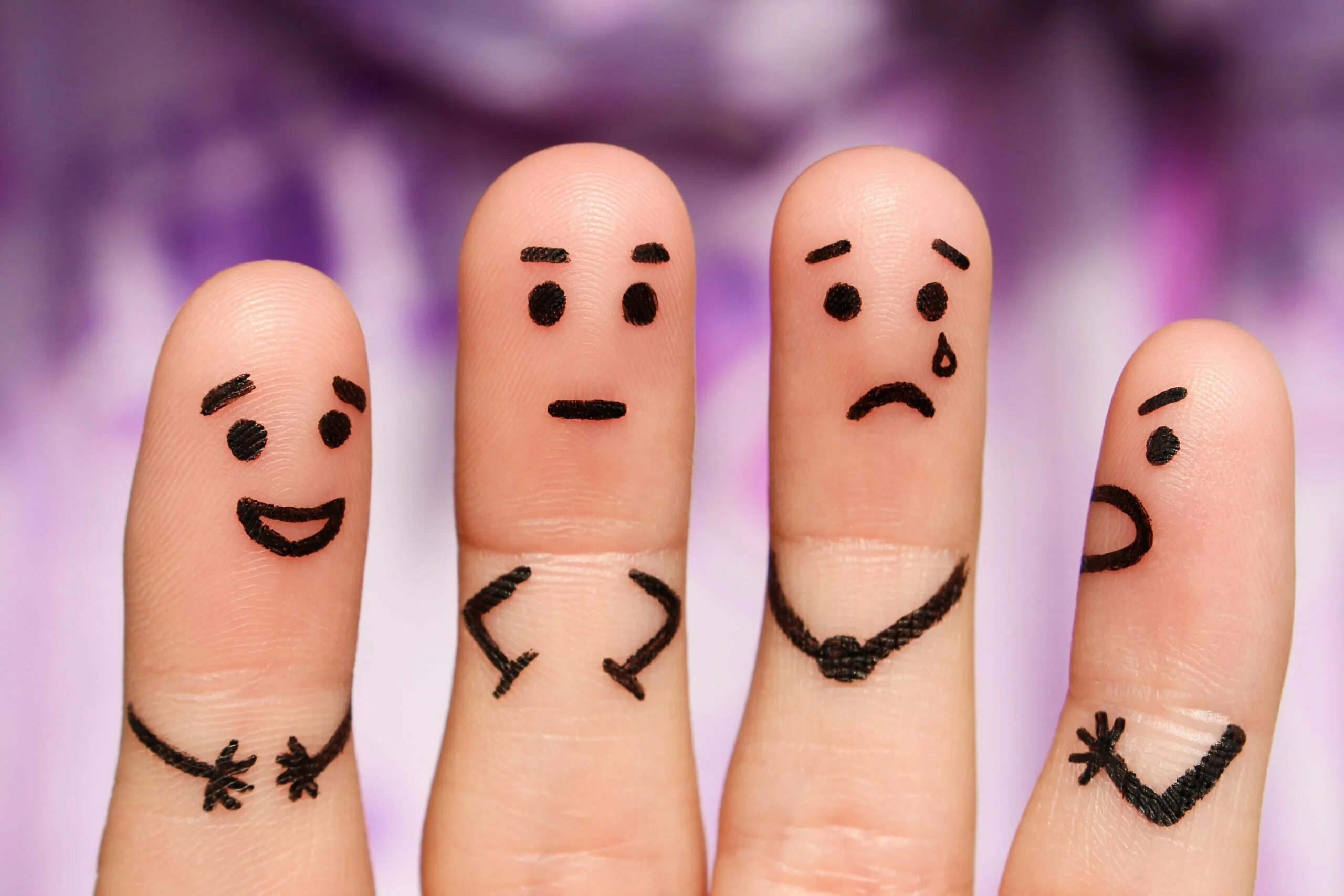 Веселые пальчики. Рожицы на пальцах. Палец улыбайся be smile. Смайлики на пальцах рук. Смешные пальчики.
