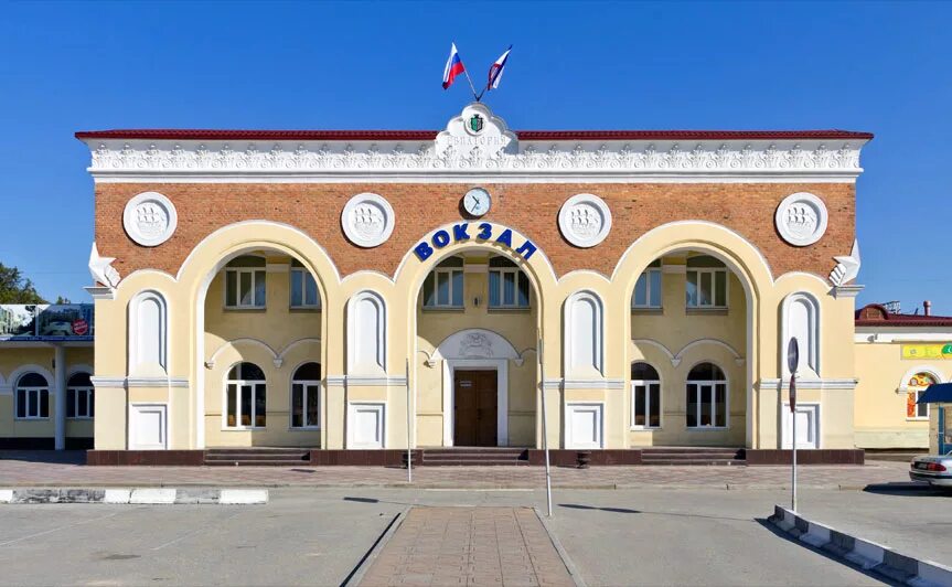 Железнодорожный вокзал евпатория, евпатория. Евпатория железнодорожный вокзал. Жд вокзал евпатория. Железнодорожный вокзал евпатория, евпатория. Фото вокзала евпатория сейчас.