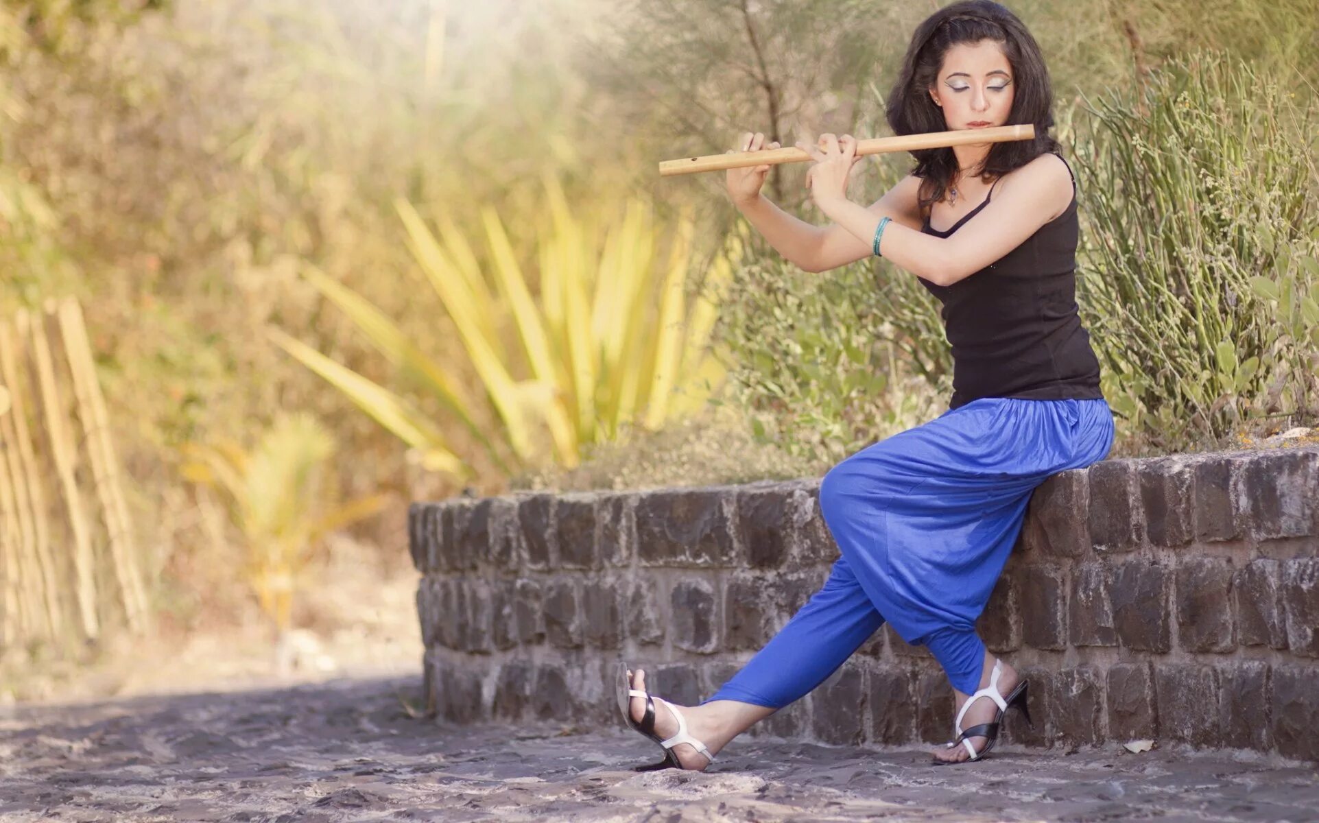 Playing flute. Фотосессия с флейтой. Девушка с флейтой. Девушка играет на дудочке. Девушка играет на флейте.