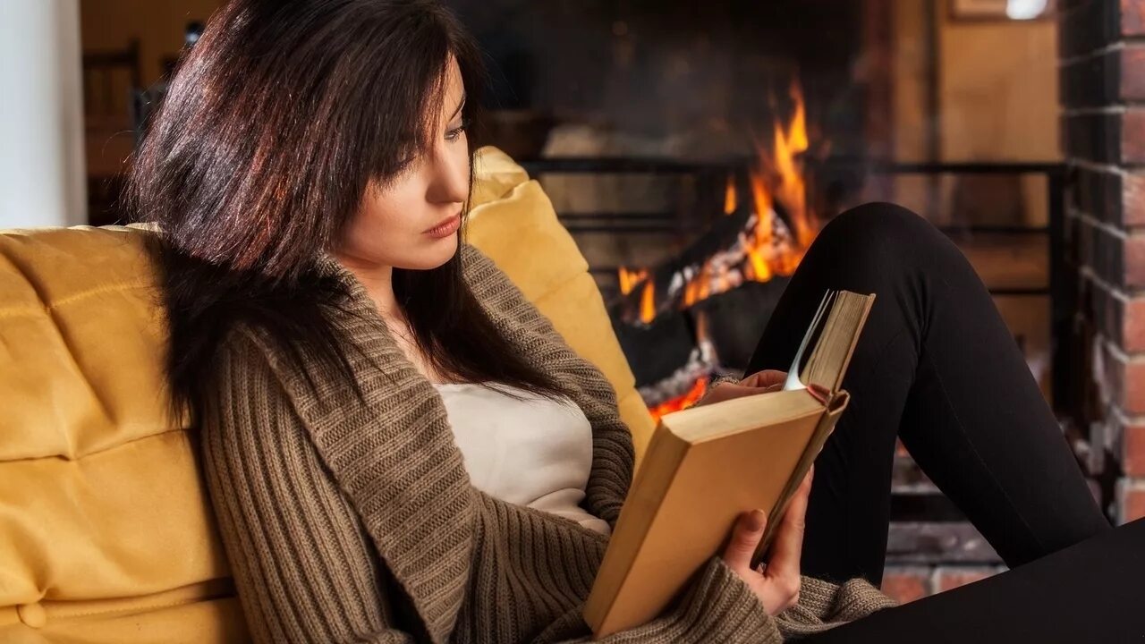 Девушка с книгой у камина. Женщина читает книгу. Одинокая девушка с книжкой. Чтение у камина. Читать приличный