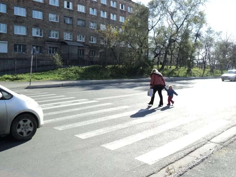 Пешеход в неположенном месте. Пешеход переходит дорогу в неположенном месте. Человек перебегает дорогу светофор. Постройка в неположенном месте.