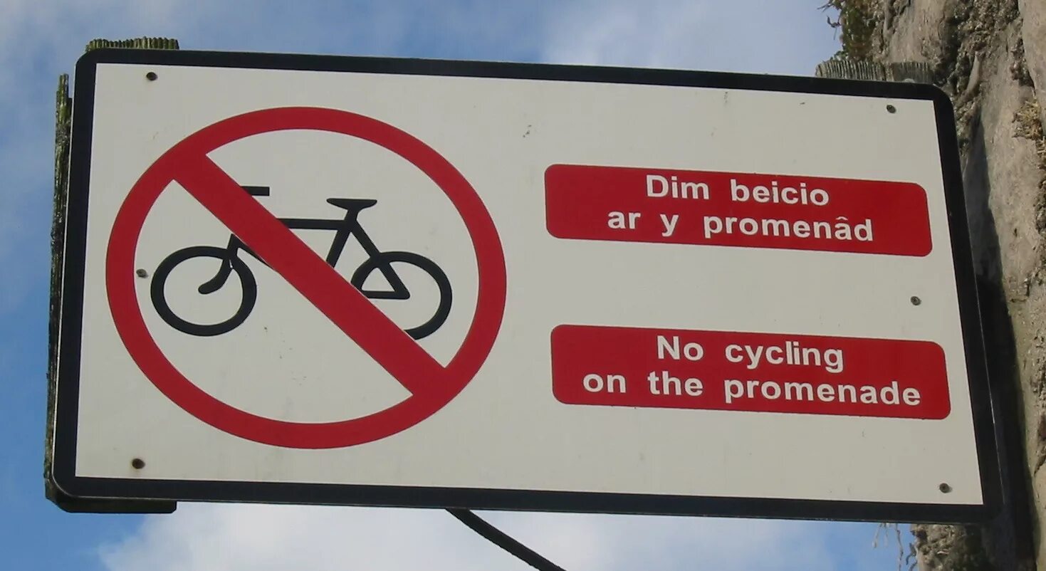 The welsh language is. Дорожные знаки на валлийском. дорожные знаки в уэльсе. welsh language. вывески на валлийском языке.