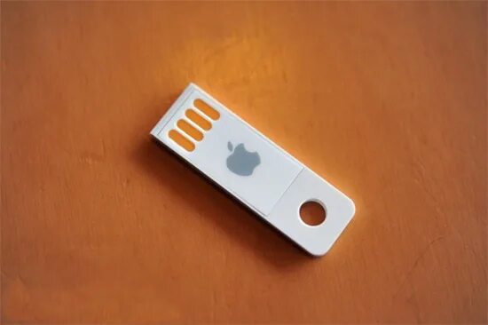 Как вставить флешку в мак. Флешка в комплекте макбук. Флешка macbook загрузочная. Установочная флешка. Флешка мак ос.