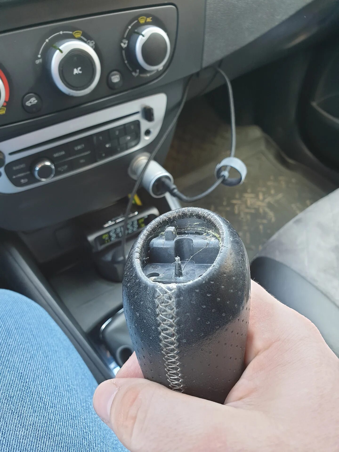 Замена ручки переключения КПП - Renault Fluence, 1,6 л, 2011 года аксессуары DRI