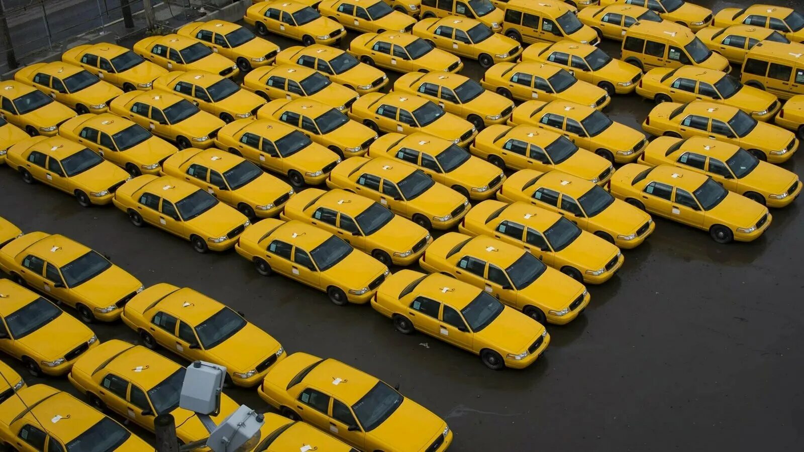 Тачки парковки. Таксопарк стоянка такси. Много желтых машин. Машина желтая. Стоянка жёлтых машин.