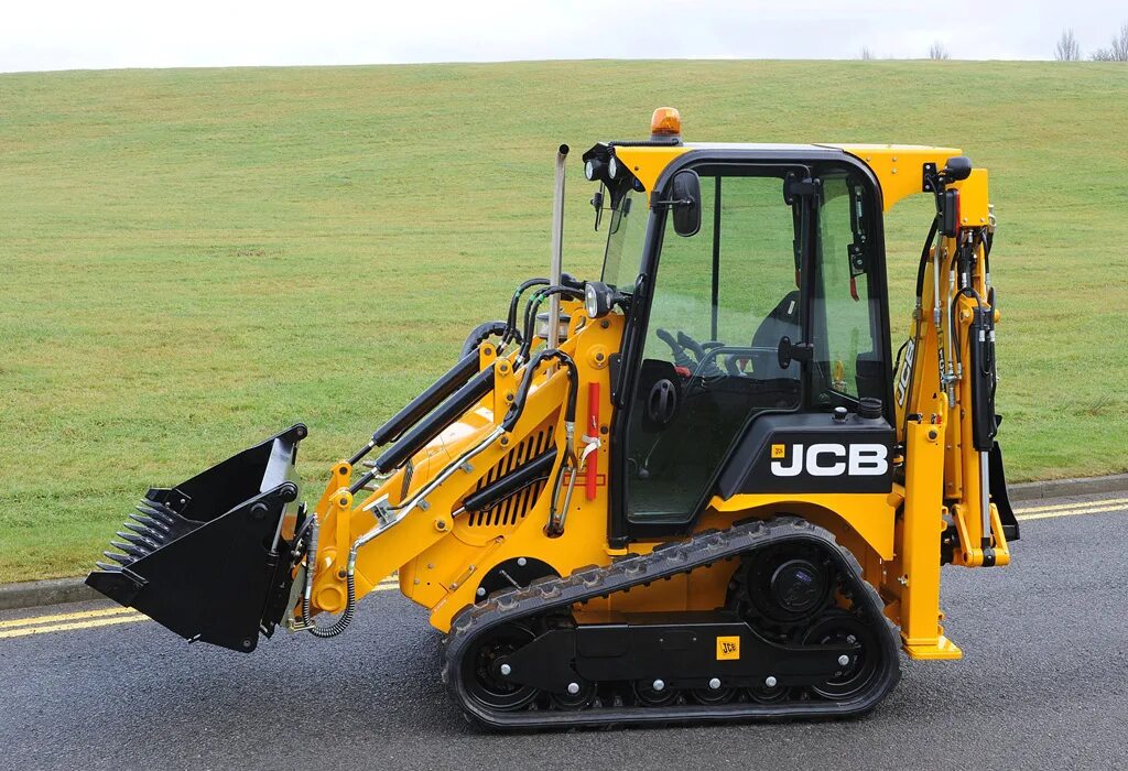 Купить погрузчик с ковшом. JCB 1cx гусеничный. Экскаватор-погрузчик JCB 1cx. 1сх JCB. Мини JCB 1cx.