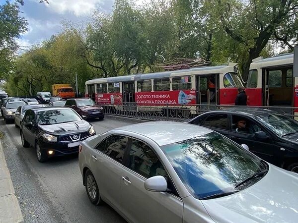 Екатеринбург Трамвайная остановка Бажова. Сход трамваев с рельсов в Екатеринбурге. Остановка Бажова Екатеринбург трамваи. Остановка Бажова Екатеринбург. Остановка бажова