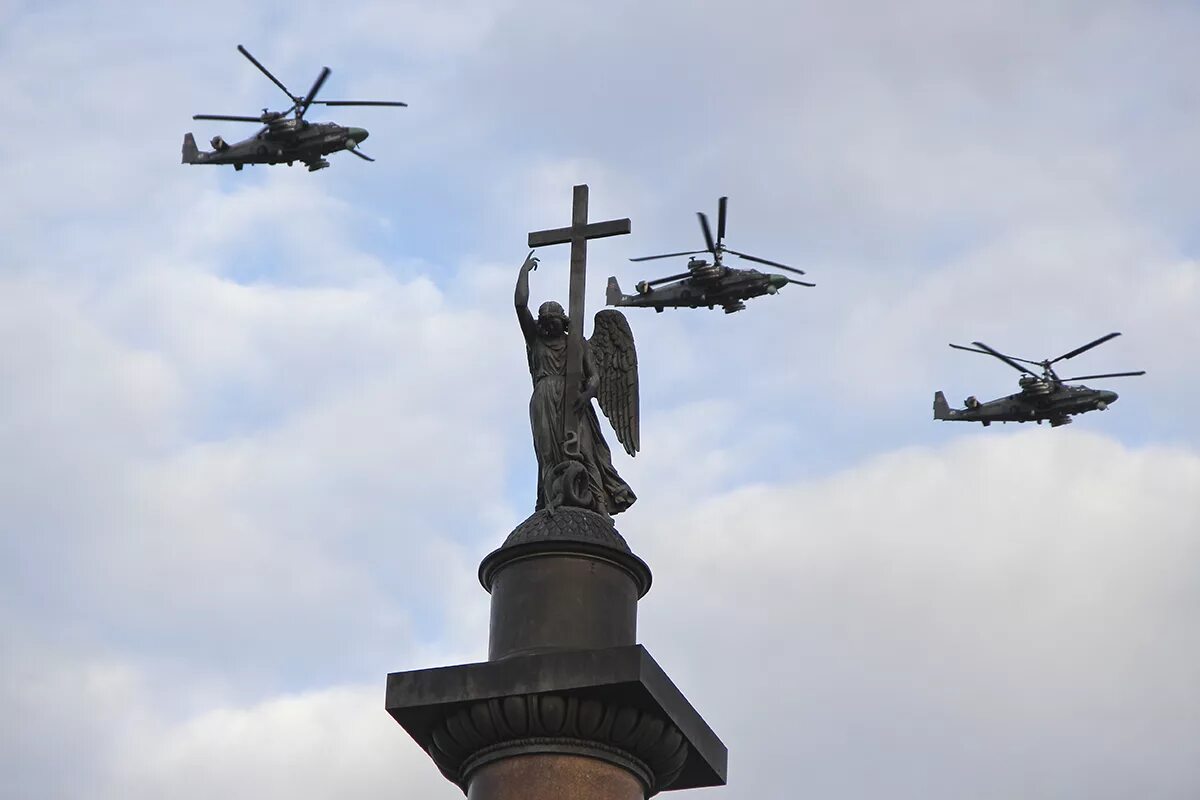 Вертолеты над санкт петербургом. Вертолеты на параде. Военные самолеты над Питером. Самолет над Петербургом. Ка 52 на параде.