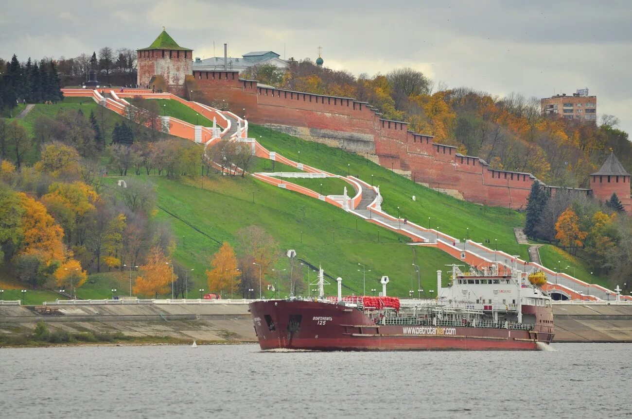 Нижегородский Кремль с Волги. Нижегородский Кремль вид с Волги. Нижний Новгород Кремль Речной вокзал. Нижегородский Кремль сверху.