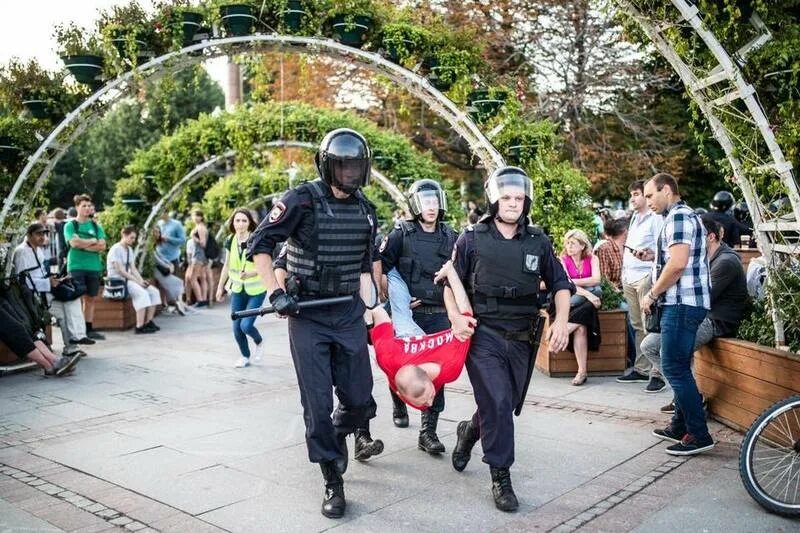 Срочные все новости дня в мире. Медуза митинг. Необычные праздники 27 июля. Студенты активисты овощи.