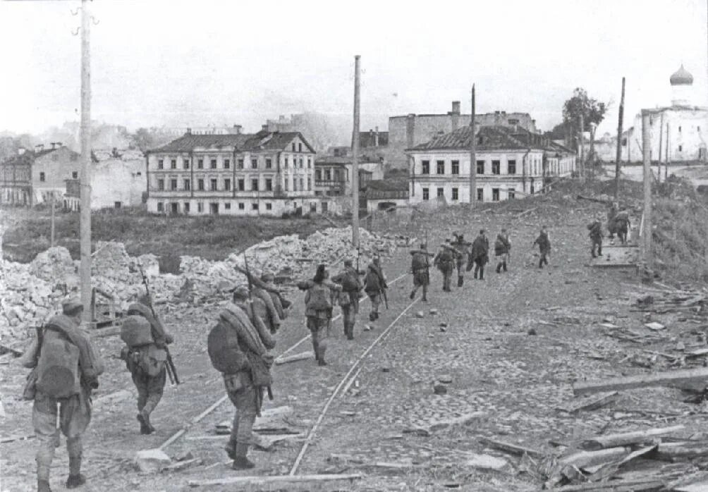 Освобождение после операции. Псков в годы оккупации 1941 1944. Освобождение Пскова в 1944 году. Псков в 1944 после освобождения. Войска 3 прибалтийского фронта освободили Псков в 1944.