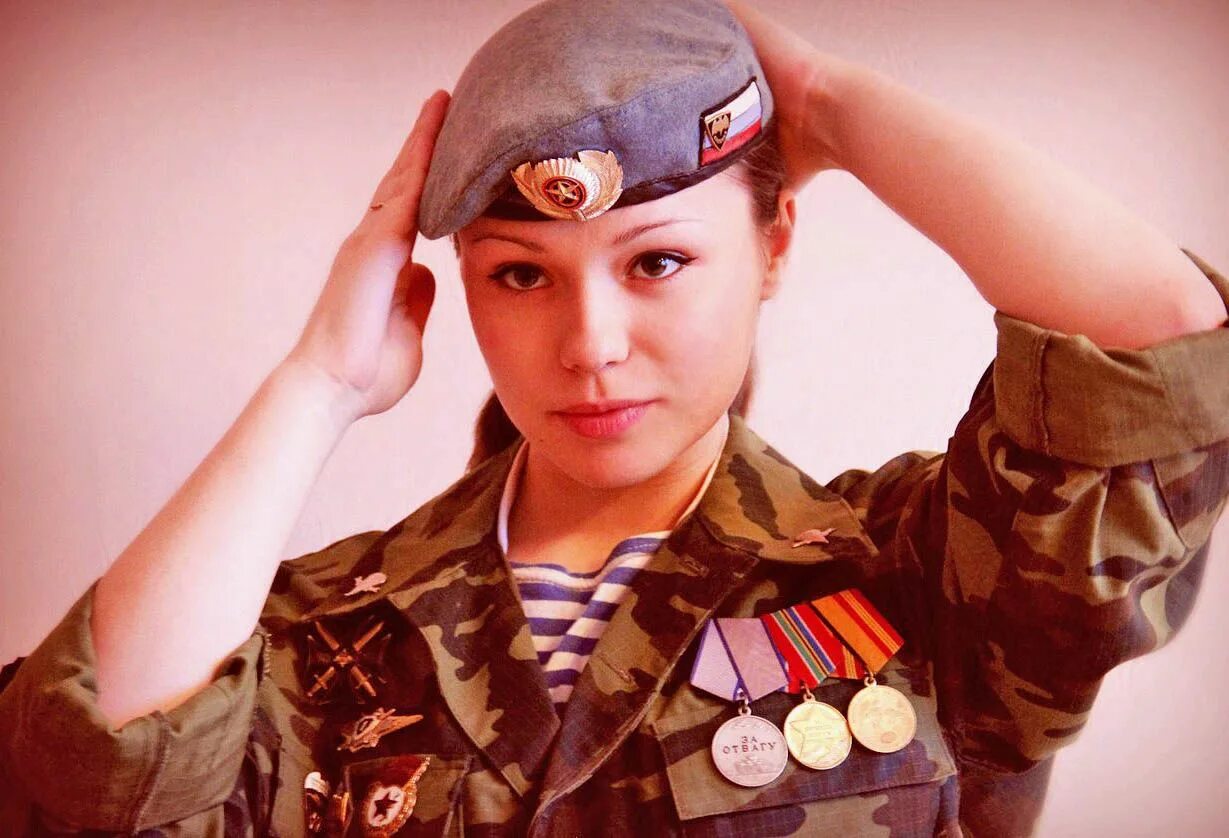 Девушки военные. Девушки в военной форме. Военная женская форма. Девочка в военной форме.