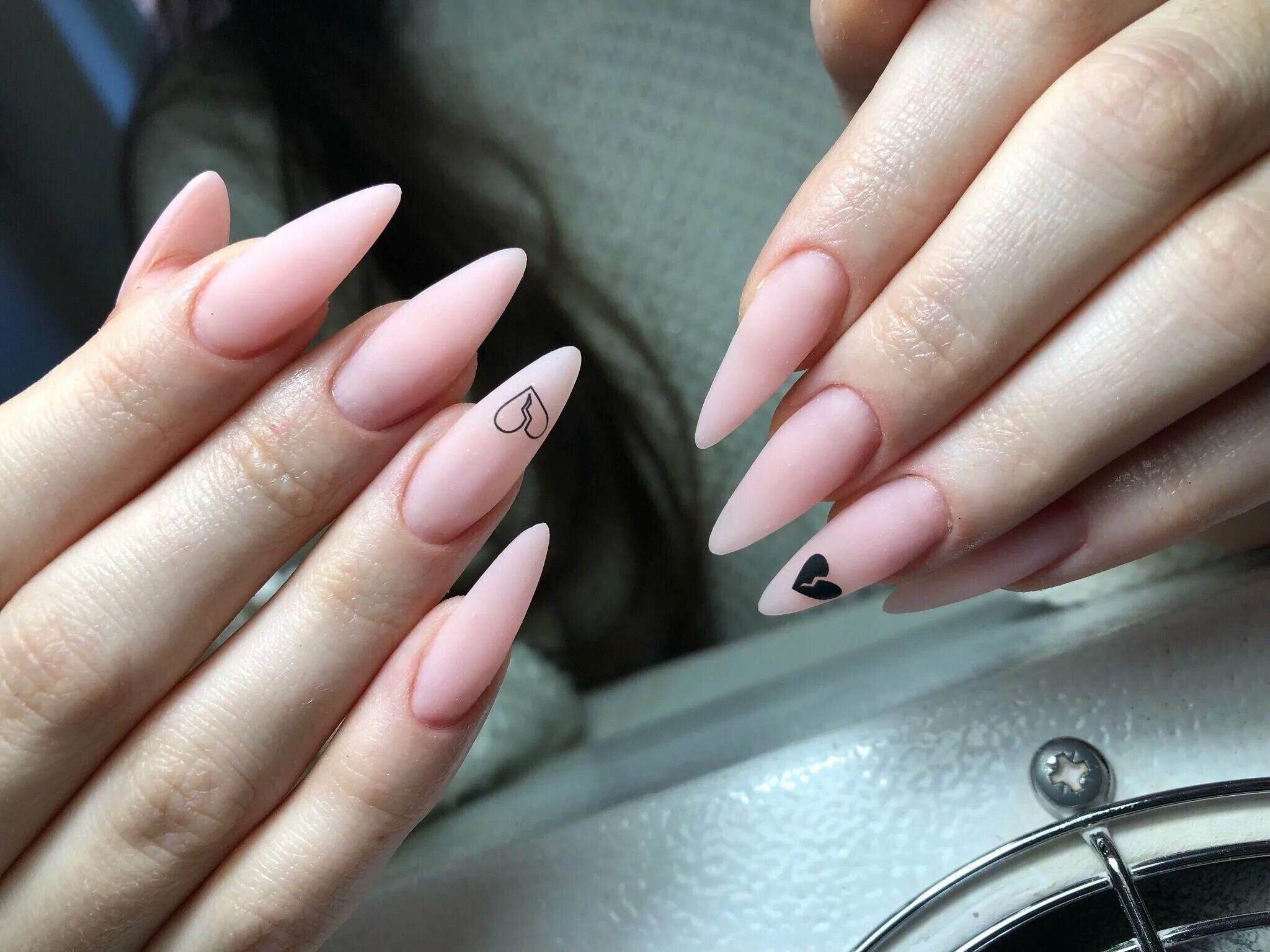 Профессиональный маникюр. Ногти в школу нарощенные. Гель для наращивания ногтей. Дизайн ногтей миндаль в школу. Наращивание ногтей акрилом.