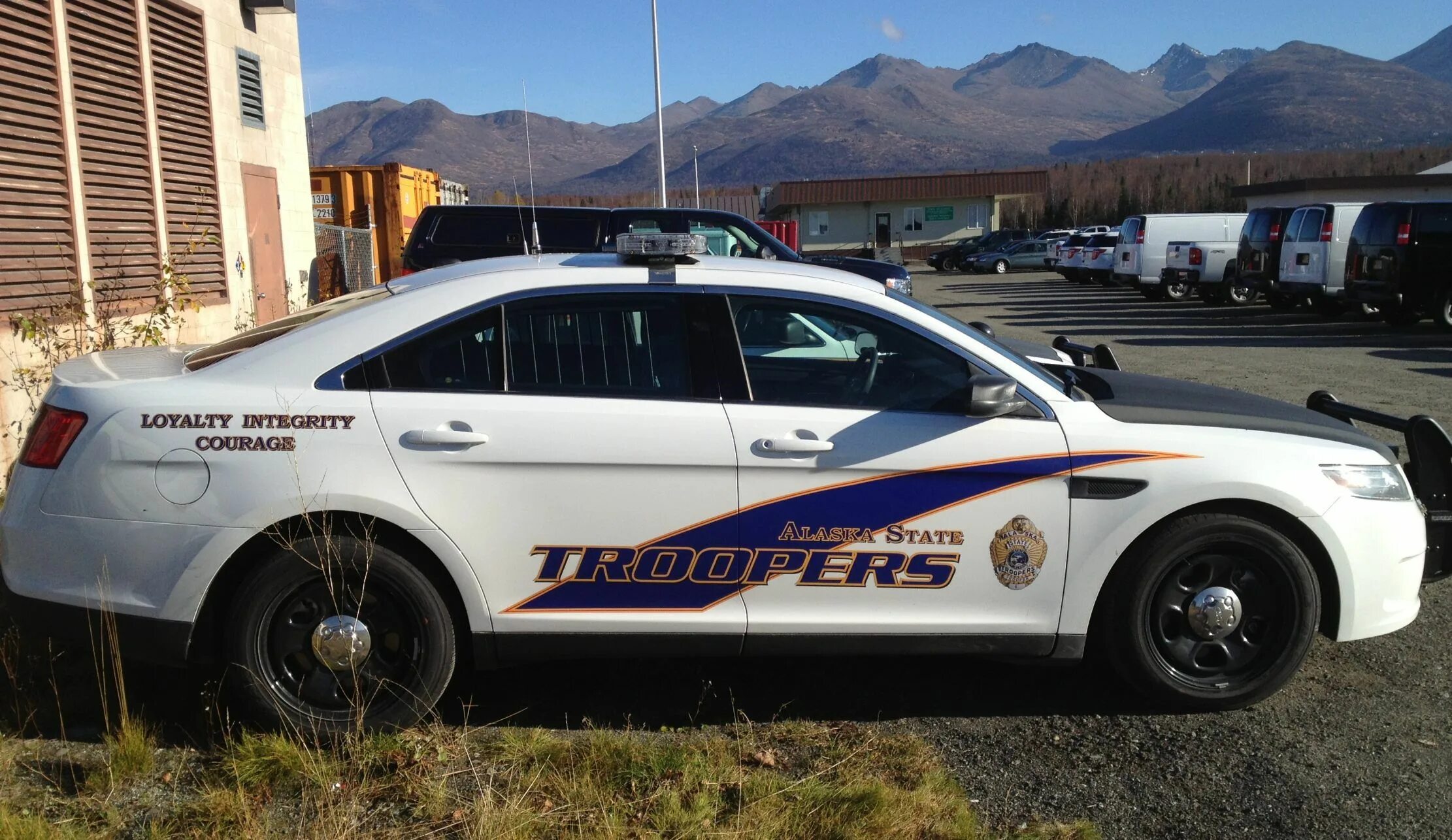 Машина аляска. California Highway Patrol Trooper. Alaska State Troopers. Alaska State Trooper Police car. Alaska Highway Patrol.