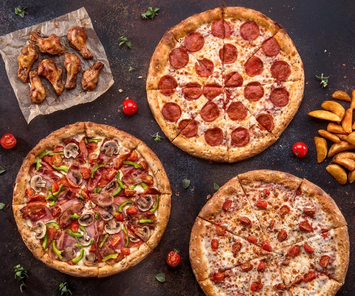 пицца 3+1. заготовка для пиццы. пиццерия 3 пиццы. пицца на черном фоне. пиццерия 3 пиццы.