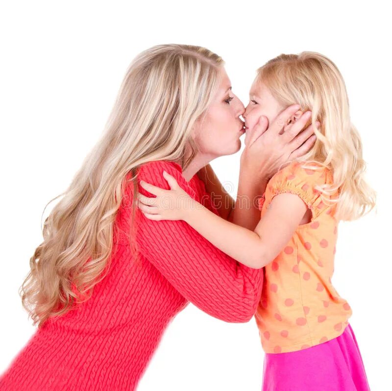 Лесбиянка пришла к девочкам. Мама с дочкой поцелуй. Поцелуй мамы и Дочки детские. Мама целует дочь. Мама целуется с дочкой.
