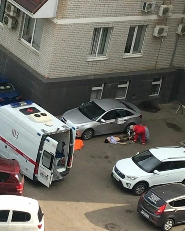 девушка выпала из окна екатеринбург. мужчина выпал из окна в екатеринбурге. выпал человек из окна сегодня. мужчина выпал из окна октябрь 2021 москва. женщина выпала из окна.
