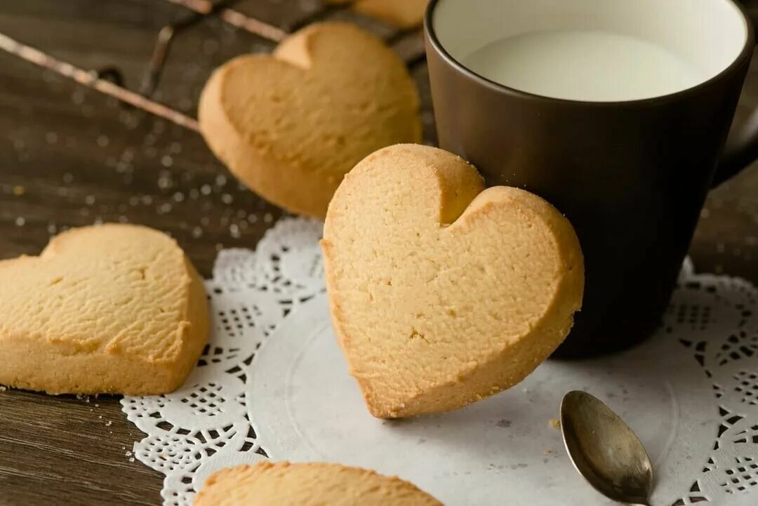 Печенье сердце. Печенья сметане сердечко. Форма для печенья сердечко. Печенья сметане сердечко. Печенье сердечки мягкие.