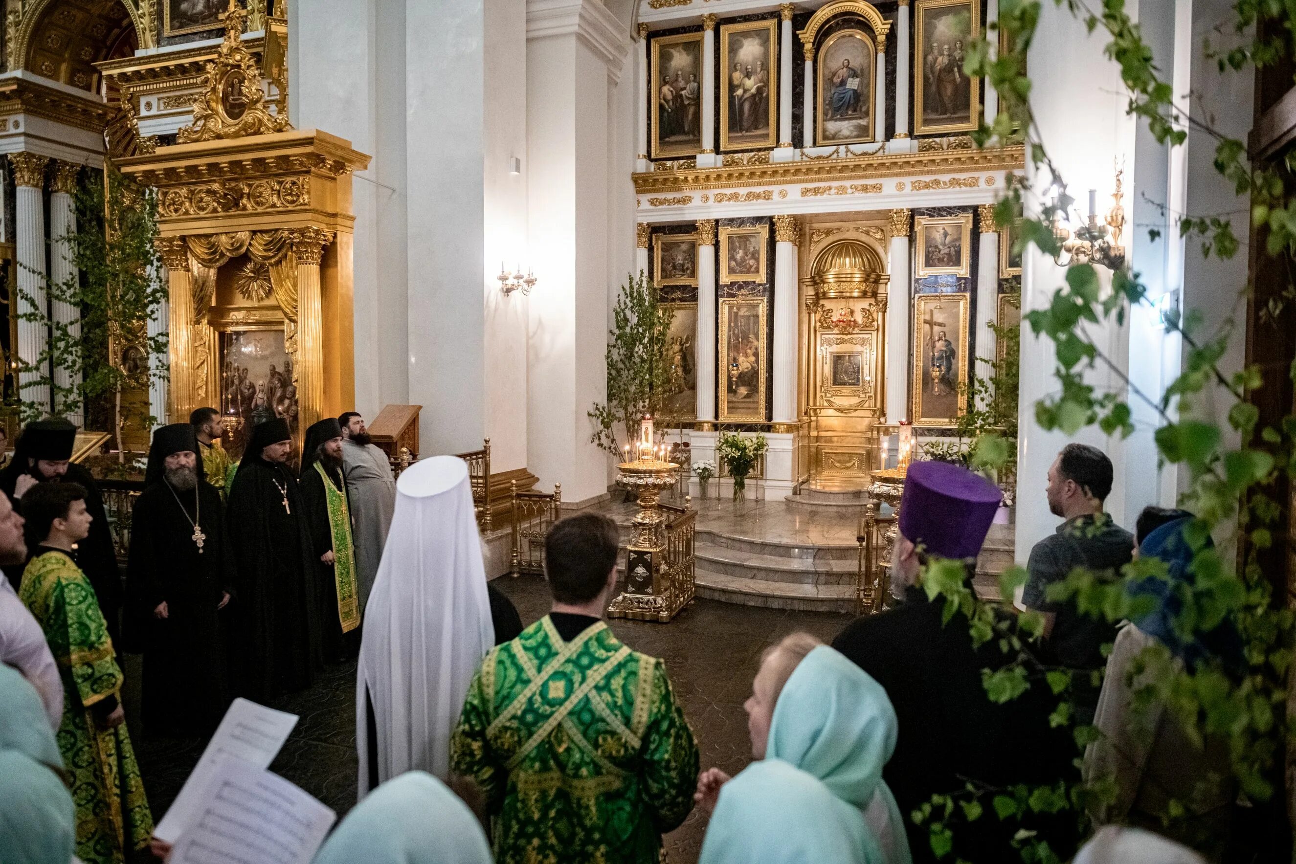 Настоятель Казанского собора. Праздник Святой Троицы в храме. Праздничное пасхальное богослужение в храме.