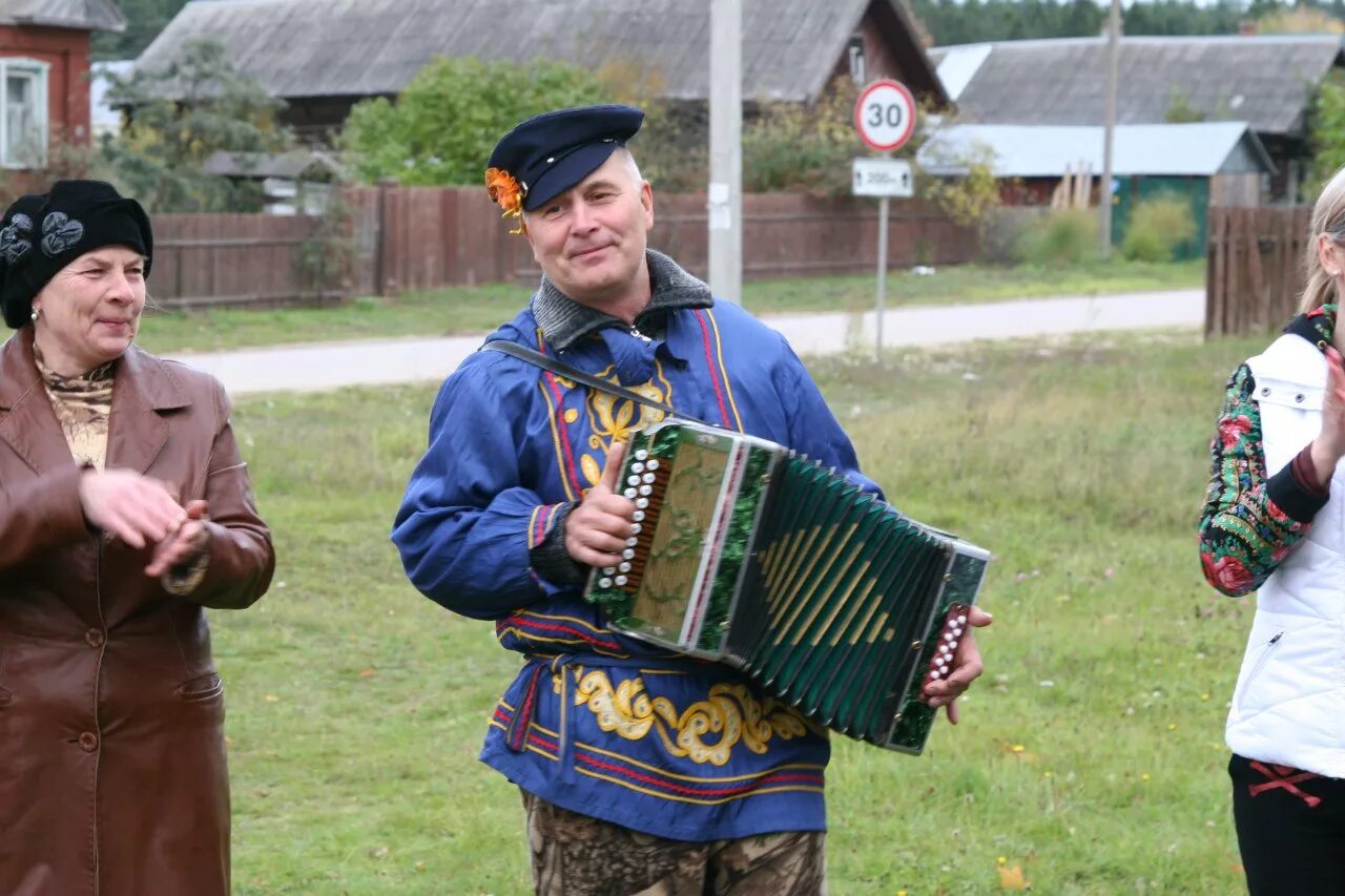 Гармонь в деревне. Сельский гармонист. Гармошка в деревне. Гармонист в деревне. Игра на гармонике