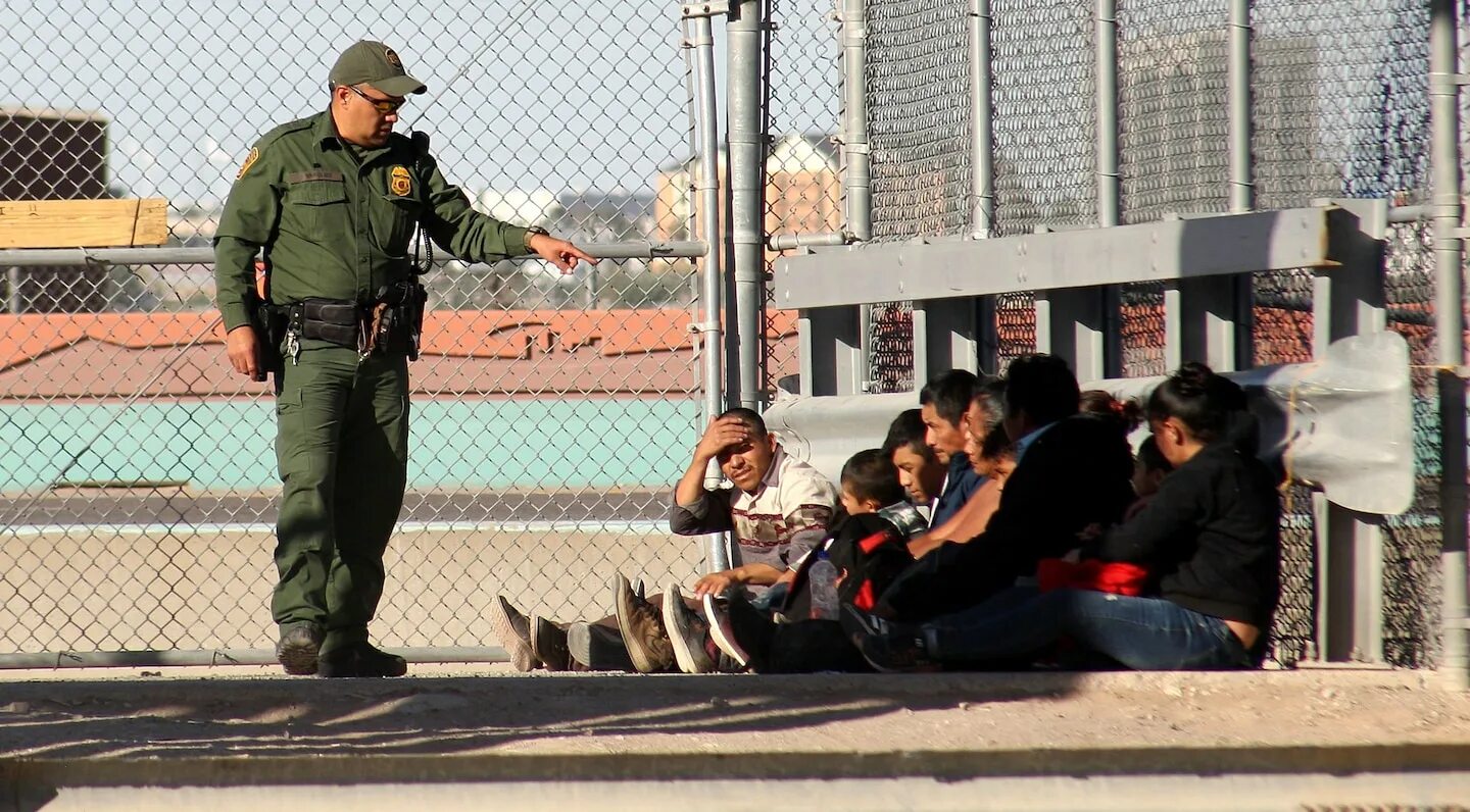 Таможня мексики и сша. Беженцы из мексики в сша. Мигранты на границе мексика и сша. Сша перешли границу. Иммиграционная тюрьма в сша на границе с мексикой.