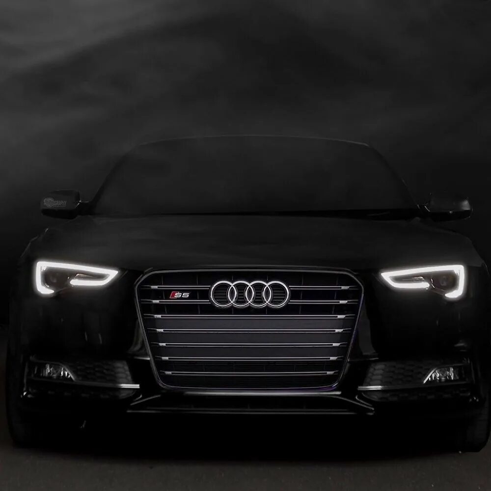 Audi rs7 ночью. Audi av. Ауди рс7 белая. Audi a5 rs5. Audi a8 black edition.