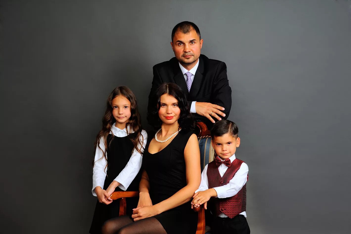 воспитание ребенка. строгий родитель и ребенок. семейныймпортрет в интерьере. строгий родитель и ребенок. семейная фотосессия.