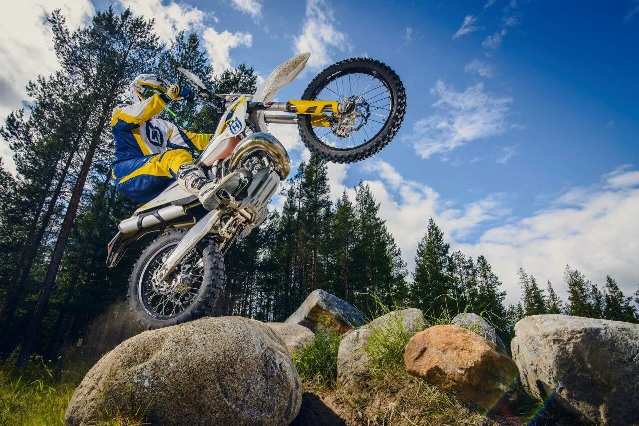 Мощный эндуро. Husqvarna кроссовый мотоцикл эндуро. Кроссовый МТБ мотоцикл. Мотоциклы триал эндуро. Питбайк и эндуро рядом.