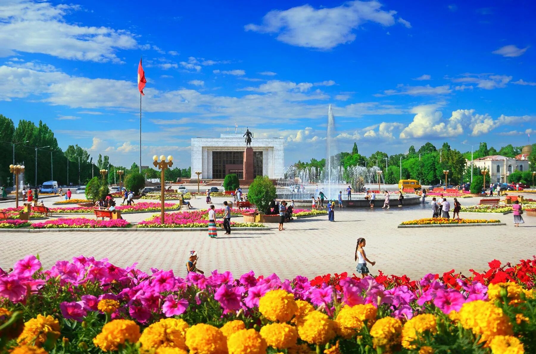 Город киргиз. Площадь ала-ТОО Бишкек. Киргизия столица Бишкек. Киргизия площадь ала-ТОО. Площадь ала-ТОО Бишкек памятник.