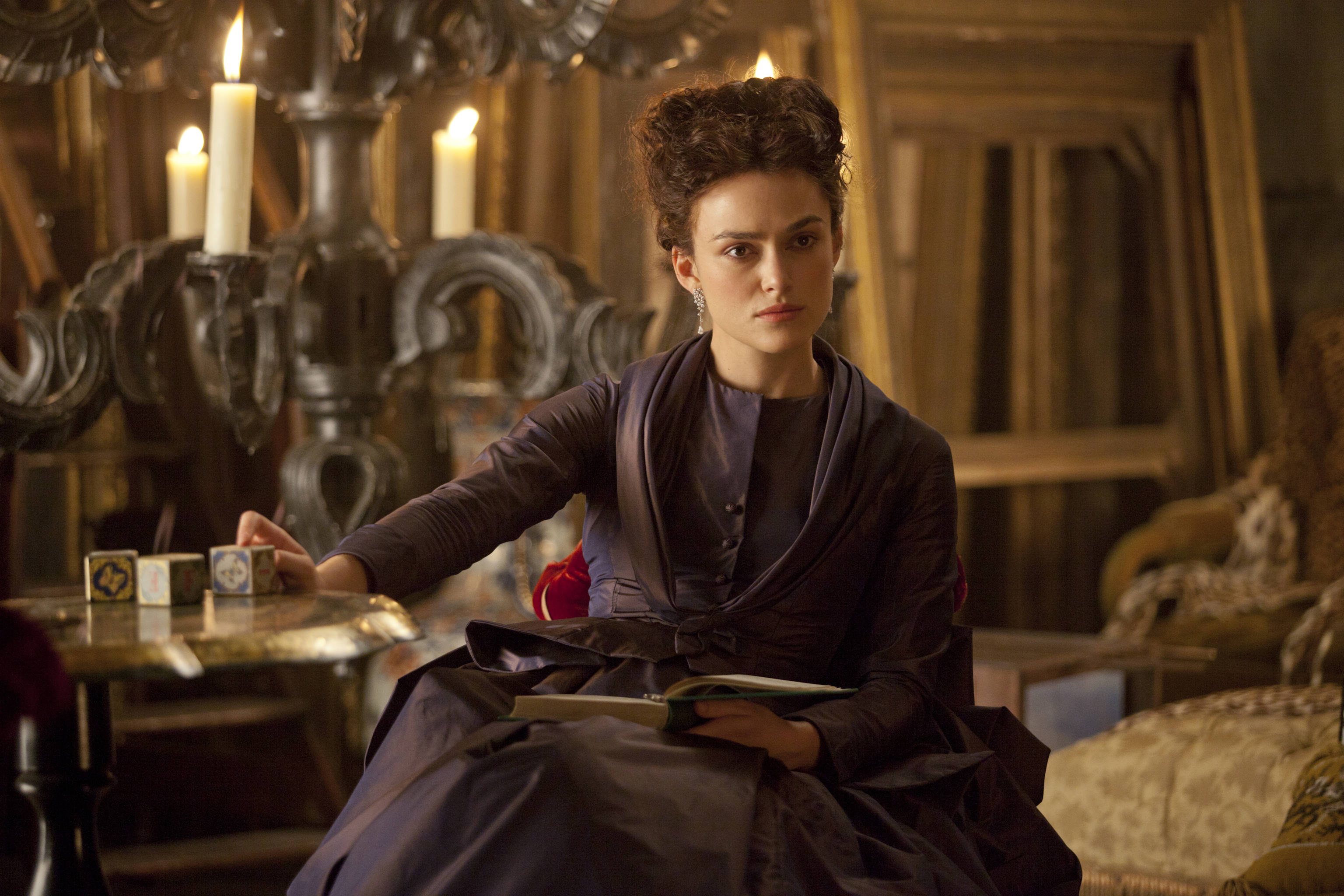 Anna karenina cover. Анна каренина лев толстой книга обложка. Anna karenina english. Анна каренина кира найтли. Анна каренина 2012.