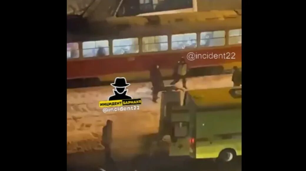 Девушка попала под трамвай барнаул. 11. Девушка попала под трамвай. Трамвай переехал девушку екатеринбург. Девушка попала под трамвай барнаул.
