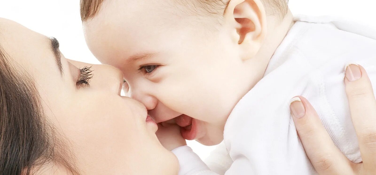 Ковид мамы. Мать с ребенком. Мама целует малыша. Ребенок целует. Женщина целует ребенка.