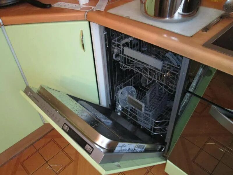 Почему открывается посудомоечная машина. Посудомоечная машина Electrolux с автоматическим открыванием дверцы. Посудомоечная машина бош навешивание дверки. Дверца встроенной посудомойки. Дверца встраиваемой посудомоечной машины.