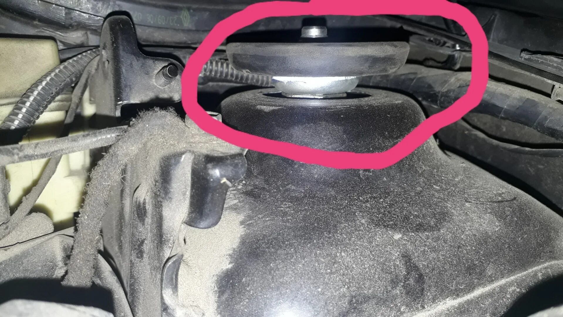 Замена рено символ. Рулевой наконечник рено симбол 2004. Привод замка двери рено симбол. Рино клио где находиться сигнал. Замена рено символ.