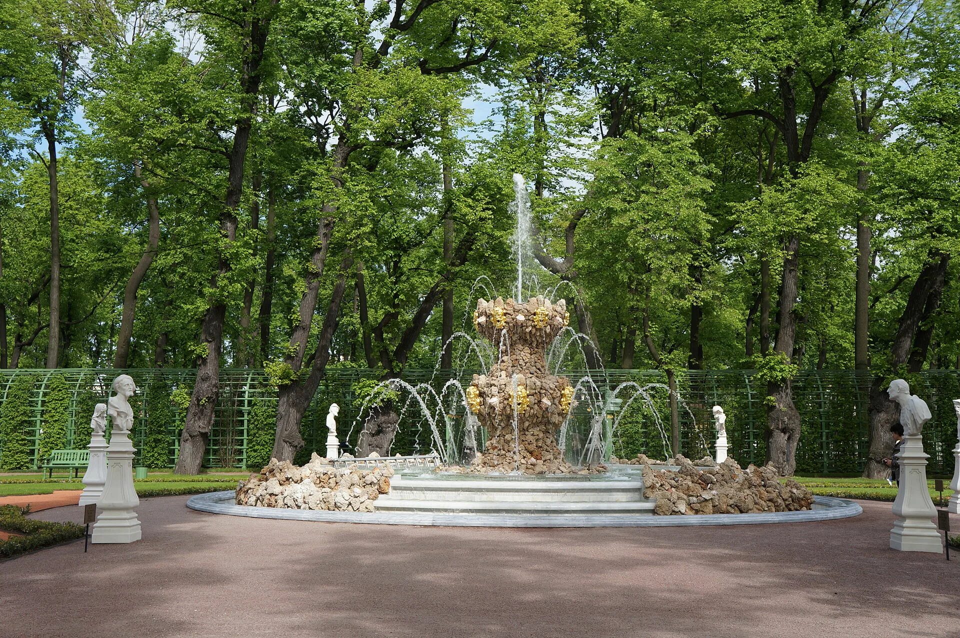 Работа летнего сада в петербурге. Летний сад петра 1 в санкт-петербурге. летний сад 1704 санкт-петербург. летний сад в санкт-петербурге фонтан коронный. коронный фонтан в летнем саду.