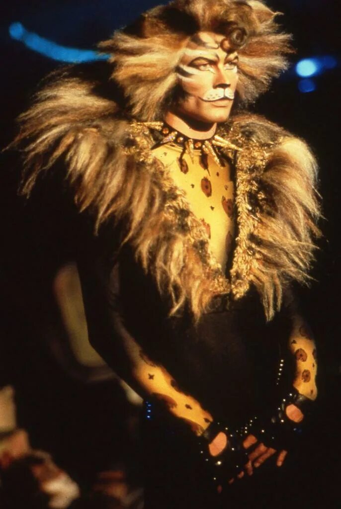 Мюзикл кошки rum Tum Tugger. Мюзикл кошки рам там Таггер. Джон Партридж рам там Таггер. Рам там Таггер из мюзикла.