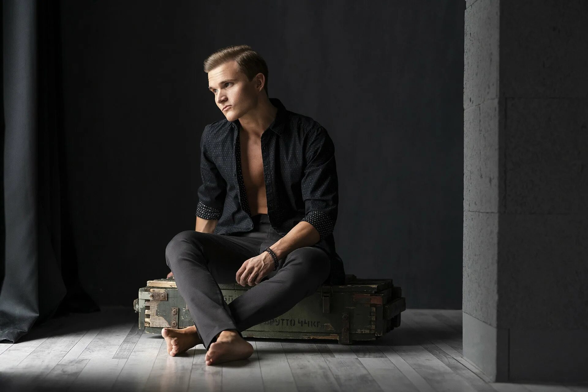 Красивые мужчины. Барни стинсон костюмы. Стильный молодой человек. Фото мужик сидит. Эд вествик.