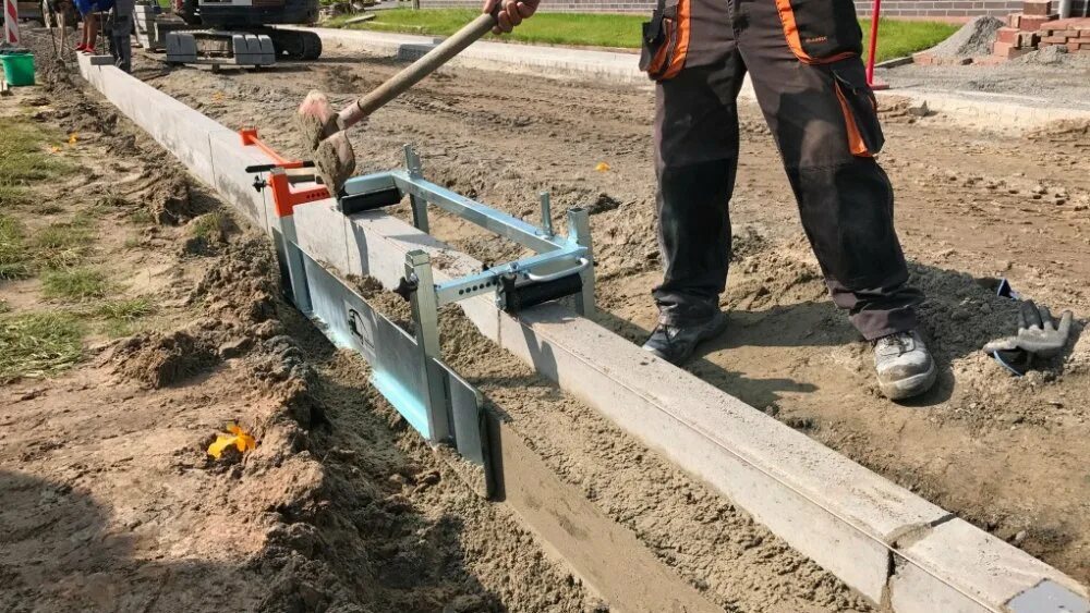 Опалубка для бордюра. Опалубка для бордюра. Опалубка для бордюрного камня. Эд-3м для монтажа бортовых камней. Опалубка для монолитных бордюр.