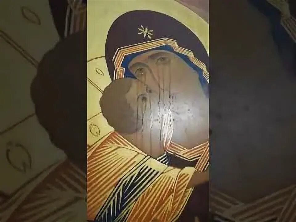 Мироточит икона богоматери в иерусалиме. Икона мироточит это хорошо или плохо. Мироточат иконы 2022. Икона донской божьей матери мироточит?. Икона мироточит видео.