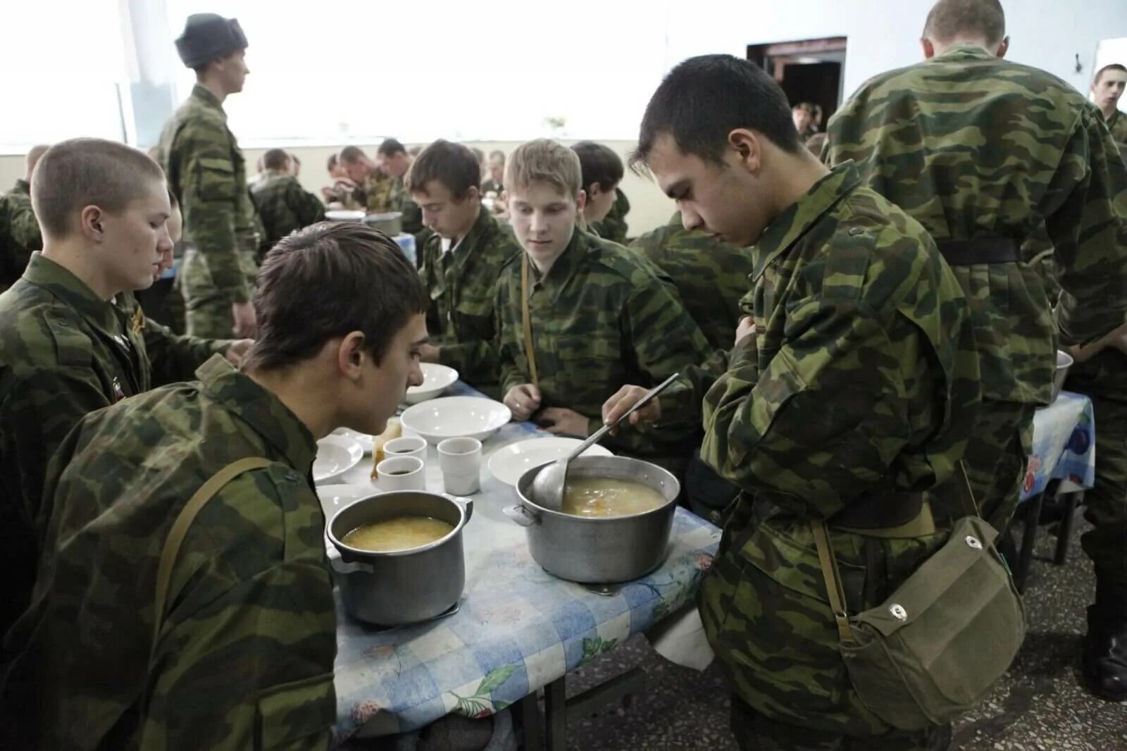 Солдатская столовая. Обед в армии. Столовая в армии. Казарма армии РФ.